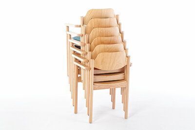 Stapelbare Holz Armlehnenstühle